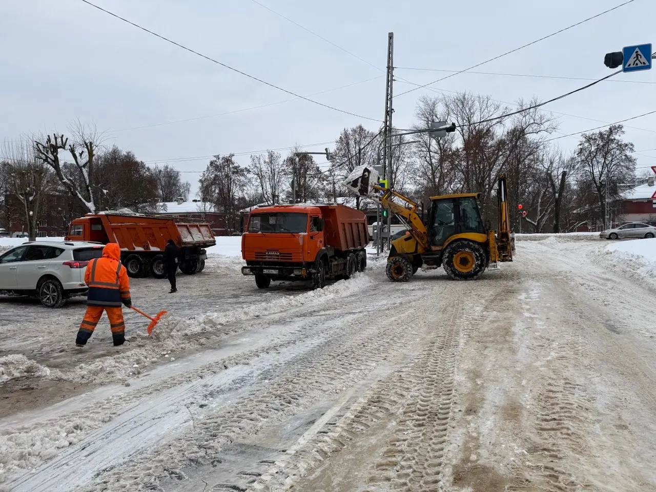 Дорожные и коммунальные службы Коломны продолжают расчищать территорию от снега