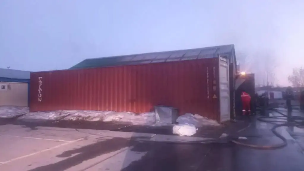 Крупный пожар на складах тушат в Коломне